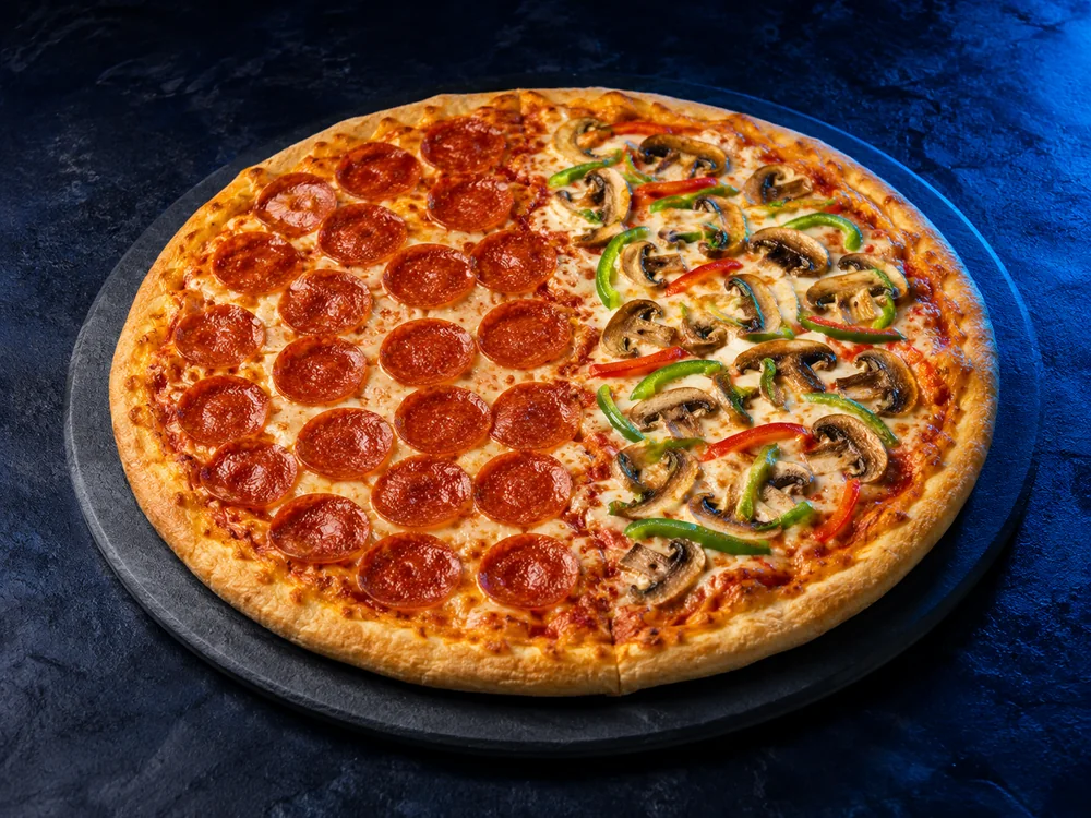 Pizza mitad pepperoni y mitad vegetales
